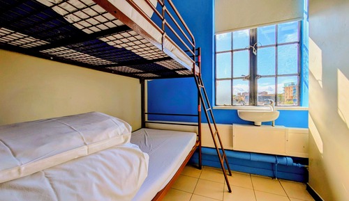 Habitación con 2 camas individuales, baño compartido