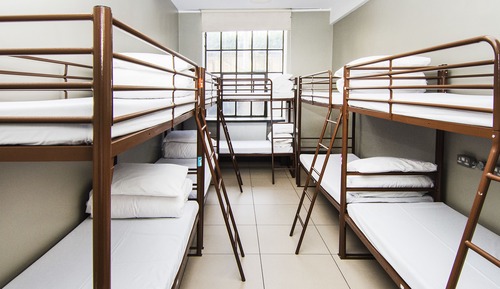 Dormitorio compartido básico, dormitorio mixto, baño privado (1 bed, mixed dorm of 10)