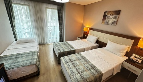 Habitación triple Confort, varias camas, vistas a la ciudad