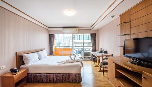 Superior Studio Queen bed room
