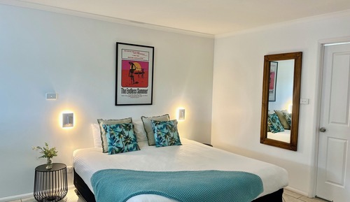 Habitación Confort, 1 cama de matrimonio grande, bañera de hidromasaje, vistas al jardín