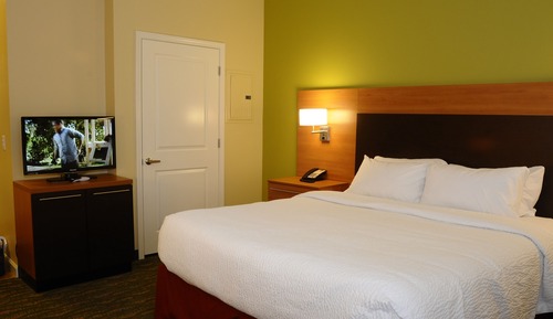 Suite, 2 habitaciones, en esquina (Mobility/Hearing Access, Roll-In Shwr)