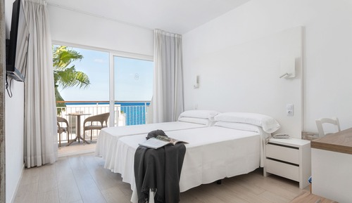 Habitación doble, balcón, vistas parciales al mar