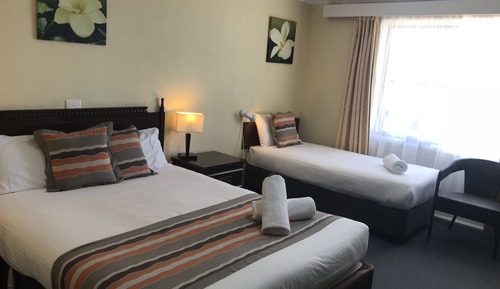 Habitación básica con 2 camas individuales