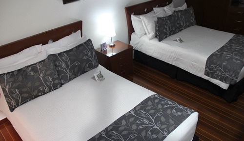 Habitación básica con 2 camas individuales