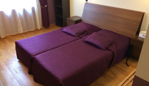 Habitación superior con 2 camas individuales, vistas al río