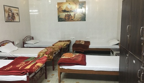 Dormitorio compartido básico, solo para mujeres, no fumadores