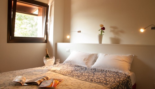 Habitación superior con 1 cama doble o 2 individuales, baño privado, vistas al jardín