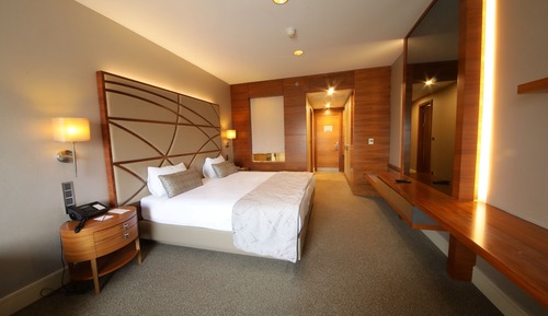 Habitación superior, 1 cama doble, vistas parciales al mar