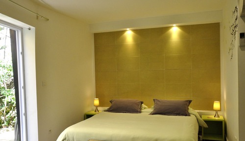 Habitación Confort doble, 1 cama doble, bañera de hidromasaje, vistas al jardín