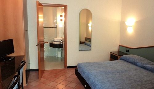 Habitación básica con 1 cama doble o 2 individuales