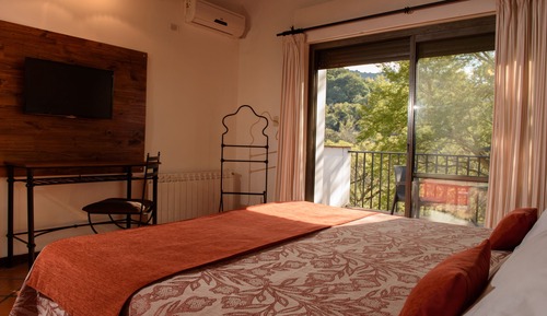 Habitación superior con 1 cama doble o 2 individuales, balcón, vistas a la montaña