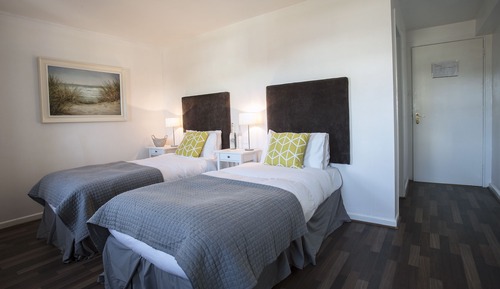 Habitación básica con 2 camas individuales