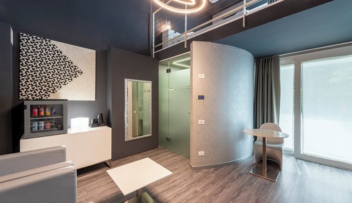 Suite junior, bañera de hidromasaje, en edificio anexo