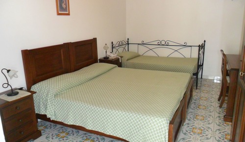 Habitación triple, vistas al mar