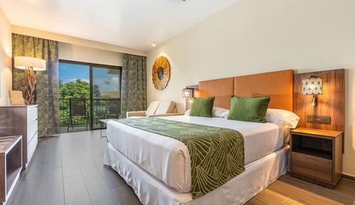 Suite junior, vistas al patio ( B2C-CA)