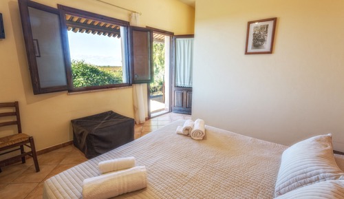 Habitación, vistas parciales al mar
