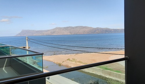 Estudio, vistas parciales al mar