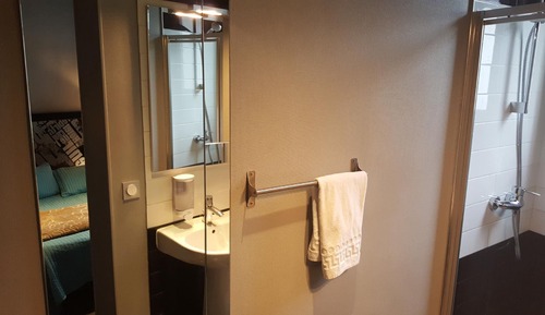 Habitación triple, baño privado (shared toilets)