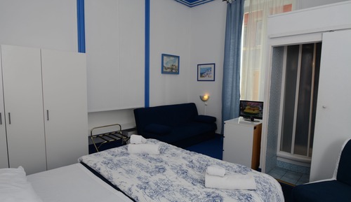 Habitación básica con 1 cama doble o 2 individuales, baño privado