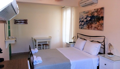 Estudio económico, 1 cama de matrimonio, baño privado