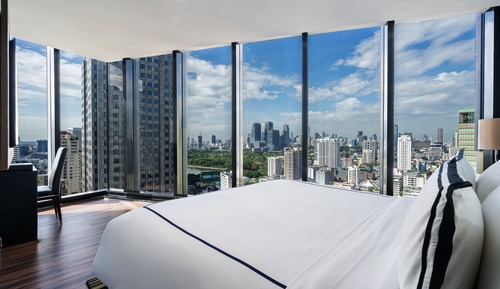 Sky Lounge Room King Bed