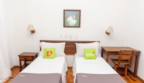 Habitación superior con 2 camas individuales, 2 camas individuales, balcón