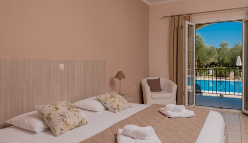 Habitación con 1 cama doble o 2 individuales, vistas a la piscina