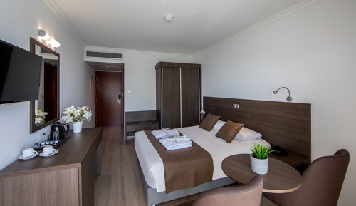 Habitación superior, vistas parciales al mar