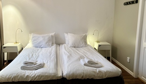 Habitación básica con 2 camas individuales