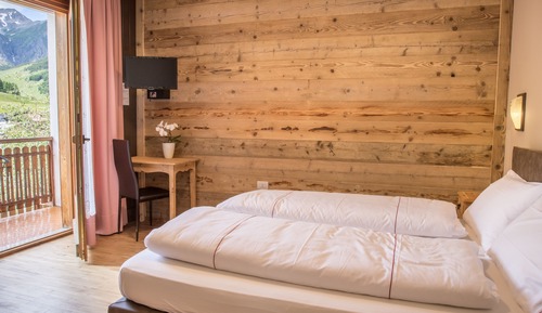 Habitación estándar con 1 cama doble o 2 individuales, balcón