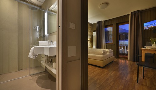 Habitación superior con 1 cama doble o 2 individuales, balcón