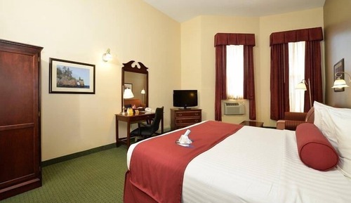 Suite, 1 cama de matrimonio, frigorífico y microondas, vistas al lago (with Sofabed)