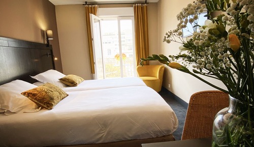 Habitación clásica con 1 cama doble o 2 individuales, balcón