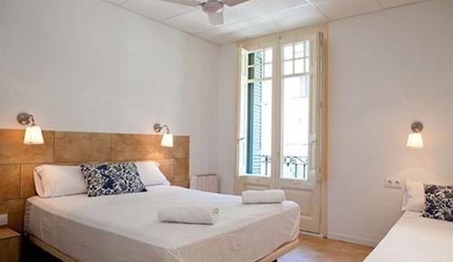 Habitación triple superior, varias camas, balcón, vistas a la ciudad
