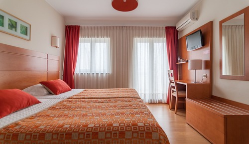 Habitación superior con 1 cama doble o 2 individuales, vistas a la piscina