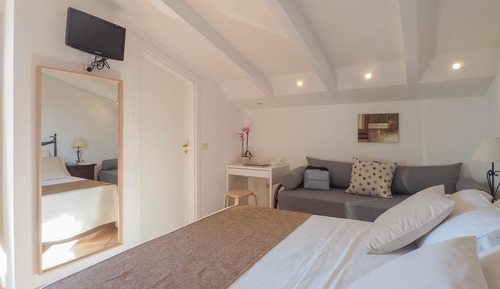 Habitación triple clásica, vistas al jardín, en una planta alta