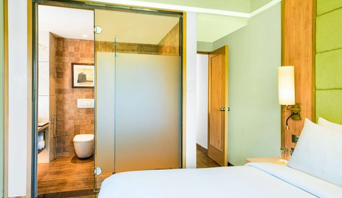 Deluxe Pool View Suite