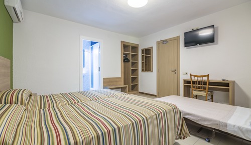 Habitación triple (for 2 adults and 1 child)