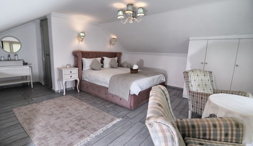Defne Room