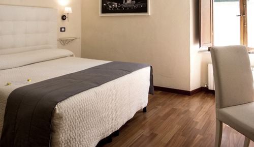 Habitación superior con 1 cama doble o 2 individuales, baño privado