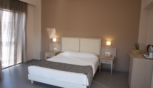 Single Room with Mountain/Street View
