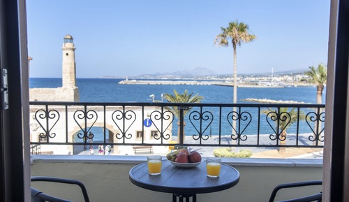 Habitación clásica con 2 camas individuales, balcón, vistas al mar