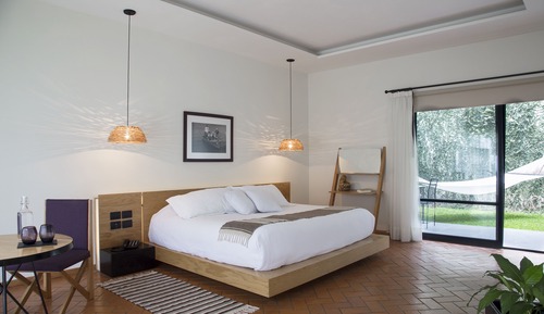 Suite con jardín, hamaca y espejo de agua.