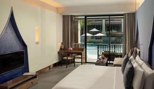 Deluxe Room, Pool Access, 1 King Bed