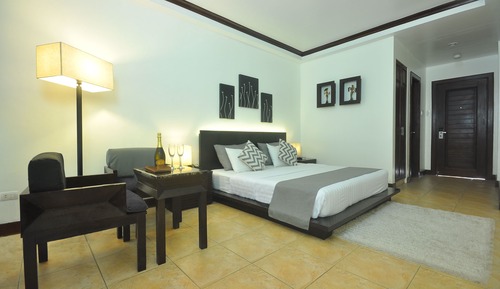 Habitación, acceso a la piscina