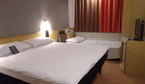 Habitación, varias camas