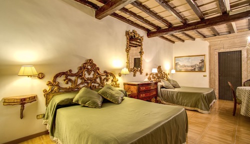 Habitación, 2 camas de matrimonio, cocina básica