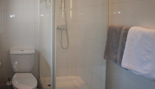 Habitación con 2 camas individuales, baño privado (Room 1)