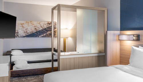 Suite, 1 cama de matrimonio grande (Mobility/Hearing Access, Roll-in Shwr)